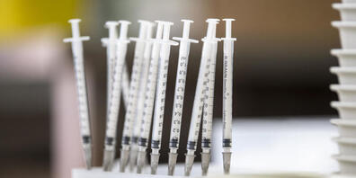 Der Bundesrat will den Zugang zu Impfungen in der Schweiz auch für im Ausland lebende Schweizer und ihre Familien sowie Grenzgängerinnen ohne obligatorische Krankenkasse ausweiten. (Symbolbild)