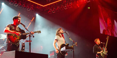 ARCHIV - Die Band Mumford  Sons mit Marcus Mumford (l-r), Winston Marshall und Ted Dwane tritt in der Barclaycard Arena auf. Foto: Daniel Bockwoldt/dpa