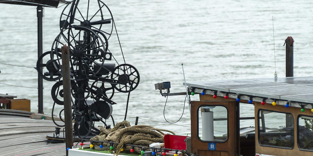 Blickfang an Bord des Jubiläumsschiffs ist eine originale Schwimmwasserplastik von Jean Tinguely.