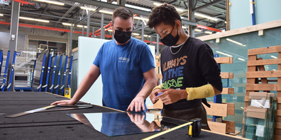 Marco Küng nimmt sich Zeit für Lucas Almeida – und umgekehrt. Zwei bis drei Stunden am Mittwochnachmittag verbringt Lucas in der Glasmanufaktur in Buttikon. 