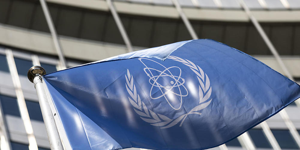 Die Flagge der Internationalen Atomenergie-Organisation, IAEA, weht am Eingang des Vienna International Center. Foto: Lisa Leutner/AP/dpa