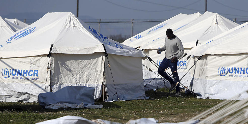 ARCHIV - Ein Mensch geht an den Zelten in einem Flüchtlingslager auf Zypern vorbei. Das EU-Mitgliedsland Zypern hat erneut ankommende Migranten zurückgeschickt. Foto: Petros Karadjias/AP/dpa