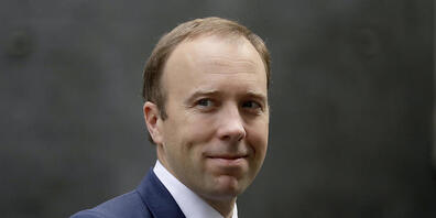 ARCHIV - Großbritanniens Gesundheitsminister Matt Hancock verlässt die 10 Downing Street. Nach Medienberichten über eine angebliche Affäre mit einer engen Mitarbeiterin hat er sich für den Bruch der Corona-Regeln entschuldigt. Foto: Matt Dunham/AP...