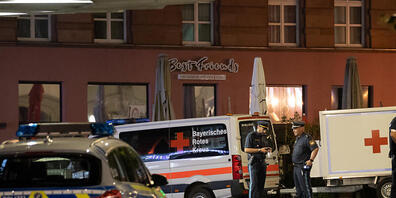 Einsatzfahrzeuge stehen nahe des Tatorts auf dem Barbarossaplatz in der Würzburger Innenstadt. In  hat ein Mann wahllos Menschen mit einem Messer attackiert. Nach Informationen der Deutschen Presse-Agentur sind drei Personen getötet und fünf verle...