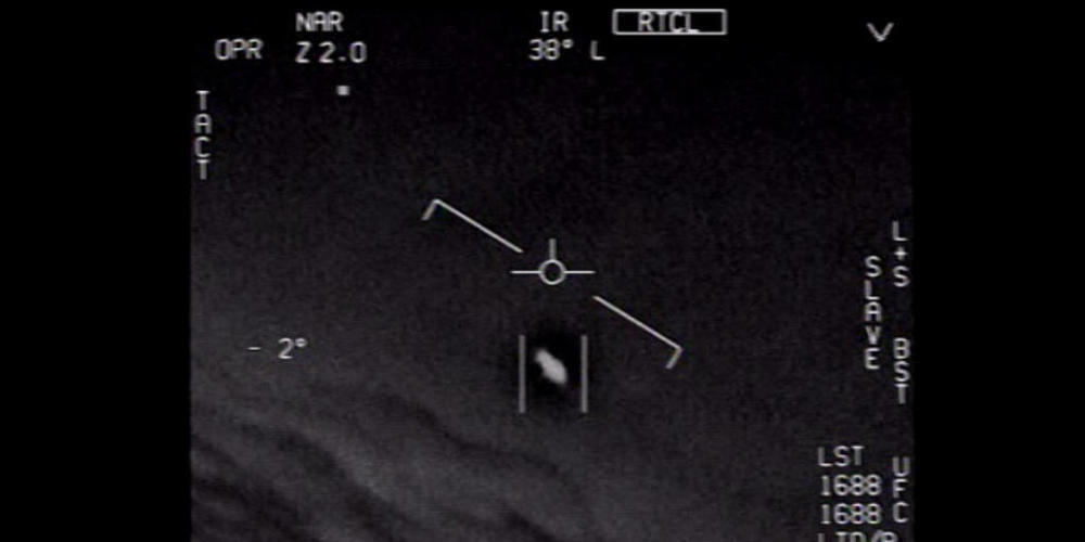 ARCHIV - Das Standbild eines vom US-Verteidigungsministerium veröffentlichten Videos zeigt ein Unidentifiziertes Flugobjekt, das von Piloten der US-Marine gesichtet wurde. Foto: U.S. Department of Defense/dpa - ACHTUNG: Nur zur redaktionellen Verw...