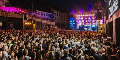 Musiklegende Sting begeisterte vor ausverkauftem Herrenacker – 6500 Fans erlebten am Stars in Town 2026 zeitlose Hits in der Schaffhauser Altstadt.