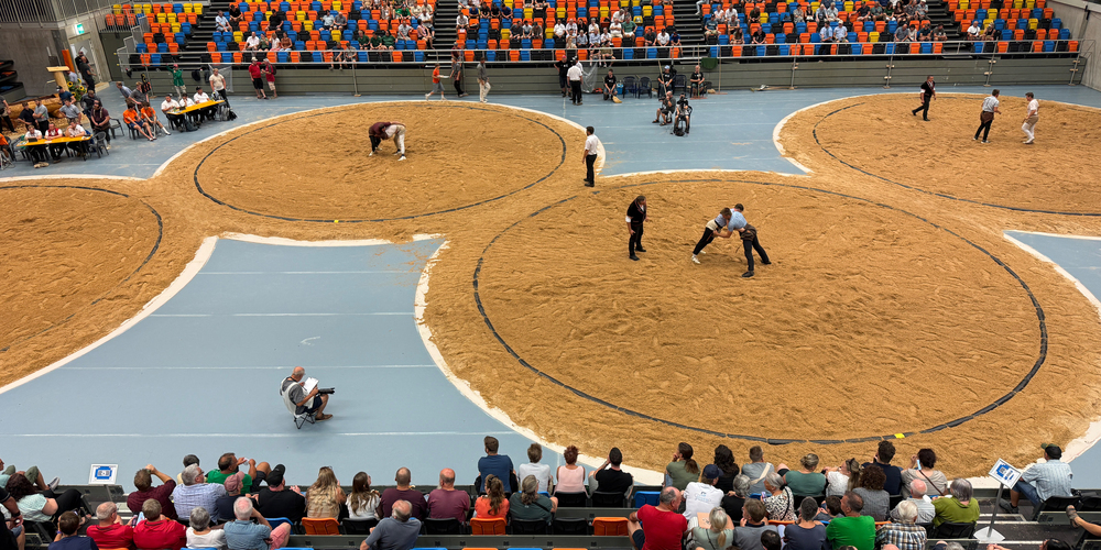 Während in der Arena gegriffen und geschwungen wurde, fand draussen auf der Gräfler Schulanlage das Steinstossen statt. 