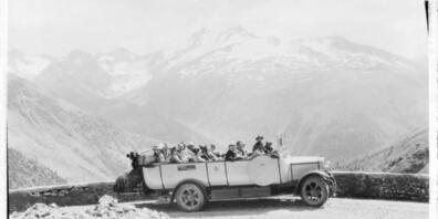 Vollbesetztes Postauto auf der Grimselstrasse im Sommer um 1923.