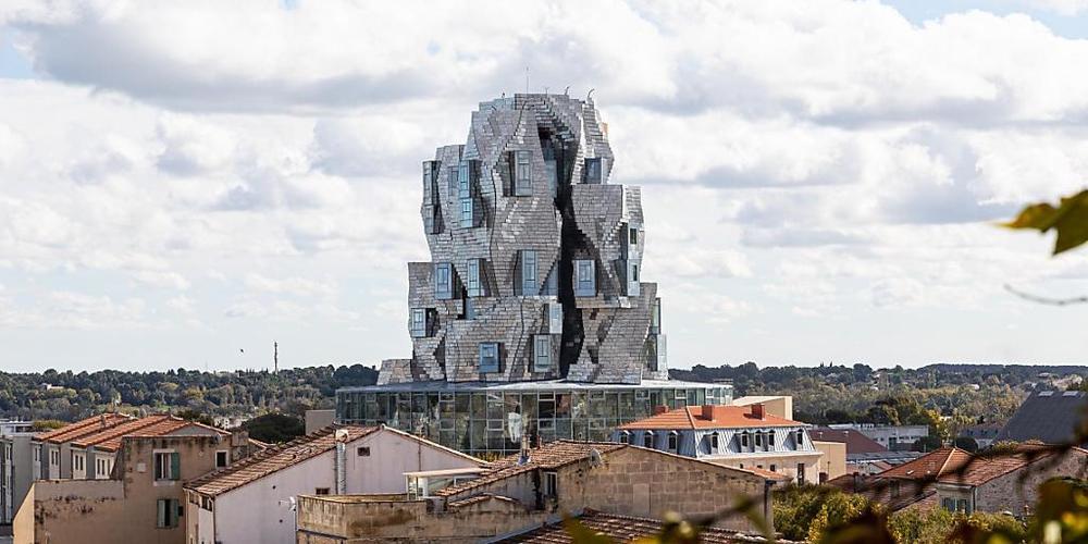 HANDOUT - Der Luma Foundation Turm ragt über die Dächer der Stadt Arles. Foto: Adrian Deweerdt/LUMA Arles/dpa - ACHTUNG: Nur zur redaktionellen Verwendung im Zusammenhang mit der aktuellen Berichterstattung über die Eröffnung des Ausstellungskompl...