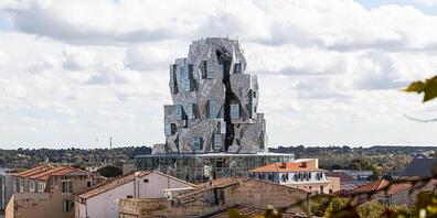 HANDOUT - Der Luma Foundation Turm ragt über die Dächer der Stadt Arles. Foto: Adrian Deweerdt/LUMA Arles/dpa - ACHTUNG: Nur zur redaktionellen Verwendung im Zusammenhang mit der aktuellen Berichterstattung über die Eröffnung des Ausstellungskompl...