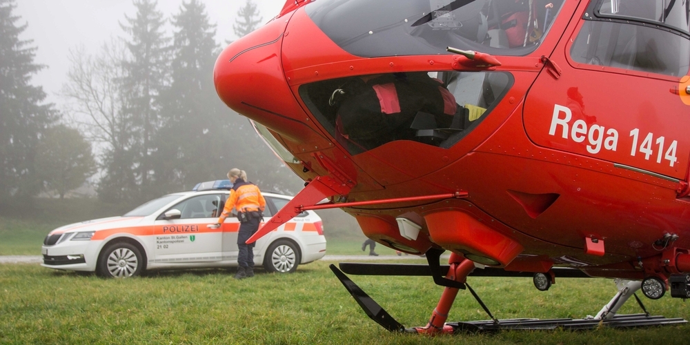 Nach der Erstversorgung durch den Rettungsdienst wurde der schwer verletzte E-Scooter-Fahrer von der Rega ins Spital geflogen. (Symbolbild)