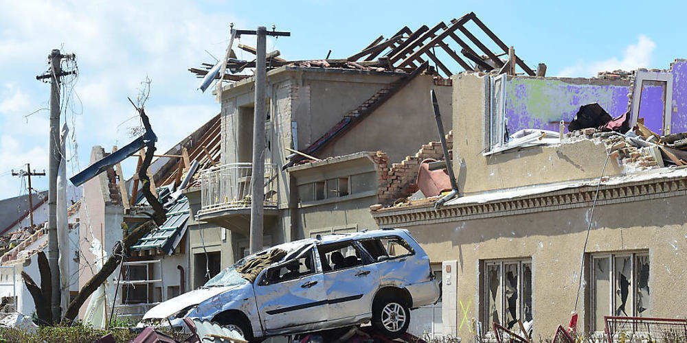 Nach dem verheerenden Tornado im Südosten Tschechiens haben die Aufräumarbeiten begonnen. Foto: Peøina Ludìk/CTK/dpa