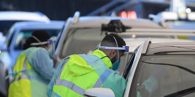 Autos stehen Schlange, um sich am Bondi Beach in Sydney auf das Coronavirus testen zu lassen. Foto: Dean Lewins/AAP IMAGE/dpa