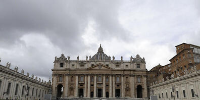 ARCHIV - Der Petersplatz mit dem Dom in der Vatikanstadt, dem Sitz des Papstes der römisch-katholischen Kirche. Foto: Gregorio Borgia/AP/dpa
