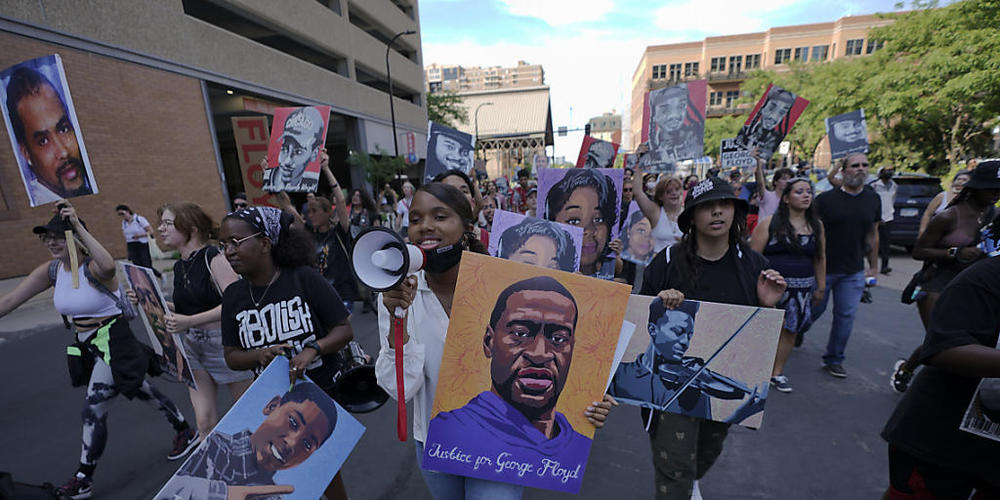 Eine Gruppe von Demonstranten in der Innenstadt von Minneapolis bejubelt das Urteil über den ehemaligen Polizist Derek Chauvin, der zu 22,5 Jahren Gefängnis für den Mord an George Floyd verurteilt wurde. Foto: Julio Cortez/AP/dpa