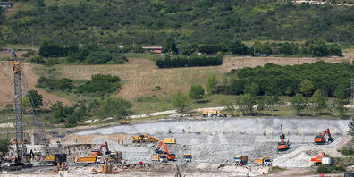 Arbeiter sind an der Baustelle für die erste Brücke des Kanal-Projektes am Rande des Sazlidere-Staudamms im türkischen Istanbul im Einsatz. Foto: Emrah Gurel/AP/dpa