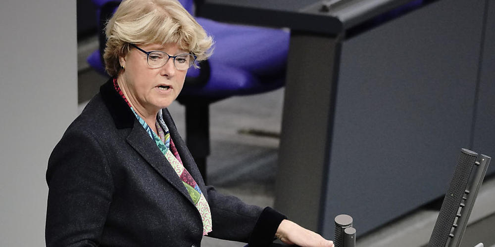 ARCHIV - Monika Grütters (CDU), Staatsministerin und Beauftragte der Bundesregierung für Kultur und Medien, bei einer Rede im Bundestag. Foto: Michael Kappeler/dpa