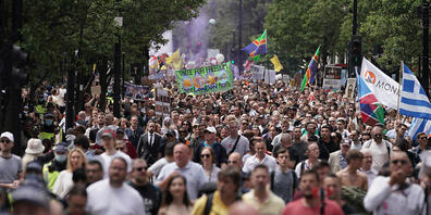 Demonstranten fordern bei einem Protest auf der Oxford Street in London ein Ende der Maßnahmen zur Eindämmung der Corona-Pandemie und des Lockdowns. Foto: Aaron Chown/PA Wire/dpa