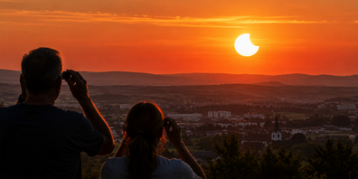 Wer am Mittwochabend gegen Westen schaut (mit einer Sonnenfinsternis-Brille), kann die partielle Sonnenfinsternis bei tollem Wetter beobachten