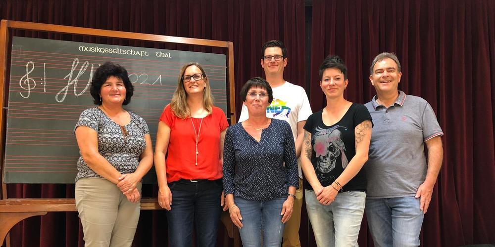 Der Vorstand der Musikgesellschaft Thal: von rechts: René Schläpfer, Co-Präsident; Rahel Allmann, Beisitzerin; Roman Büsser, Co-Präsident;  Claudia Herzog, abtretende Kassierin; Marion Egler, neue Kassierin; Rosmarie Forrer, Aktuarin