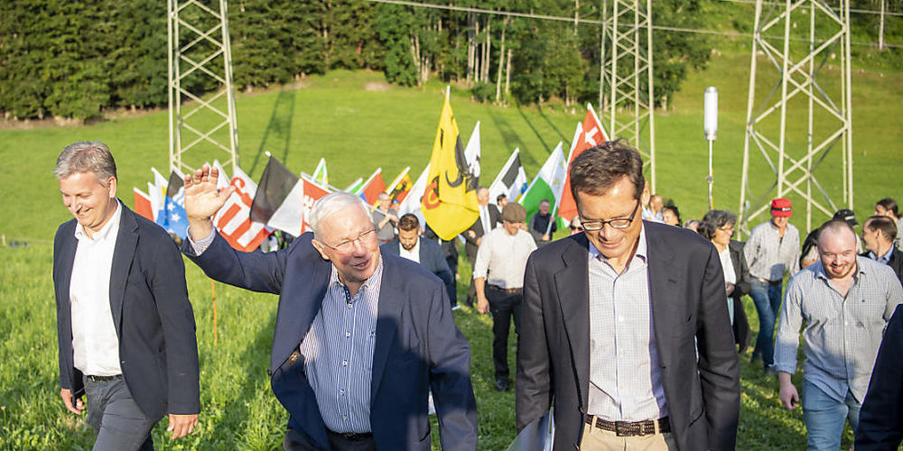 Die SVP-Grössen Marco Chiesa, Christoph Blocher und Roger Köppel (von links) beim Einmarsch zu einer SVP-Feier zum Ende des EU-Rahmenabkommen am Samstag in Morschach. (KEYSTONE/Urs Flueeler).