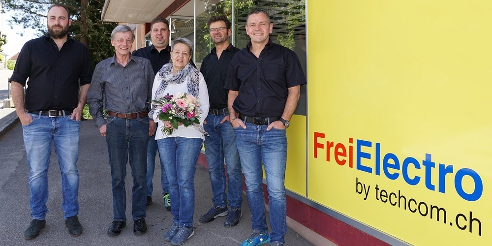 Freuen sich mit Roman Frei (ganz links) auf die Geschäftsaufnahme in Ebnat-Kappel (von rechts): Reto Mauchle (Geschäftsleiter EnglerElectro by techcom.ch, Bischofszell), Markus Mauchle (Inhaber und Geschäftsleiter der TechCom electro ag, Gossau), Edith Lehner, Hans Sutter (Geschäftsleiter SutterElectro by techcom.ch, Rorschacherberg und KellerElectro by techcom.ch, Steinach) und Marcel Lehner.