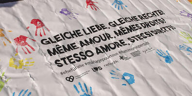 "Gleiche Liebe - gleiche Rechte!" - So bewirbt das nationale Komitee "Ehe für alle" die Öffnung der gleichgeschlechtlichen Ehe. Über die Vorlage stimmt die Bevölkerung im September ab. (Archivbild)