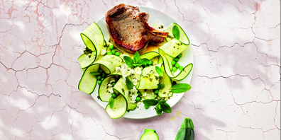 Ein leichter Zucchetti-Erbsen-Salat bringt saisonale Zutaten frisch auf den Teller.
