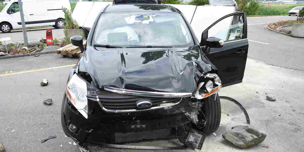 Mit dem PKW gegen eine Litfasssäule gebrettert.