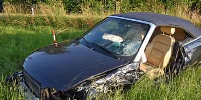 Eines der beiden Autos wurde beim Unfall in eine Wiese geschleudert.