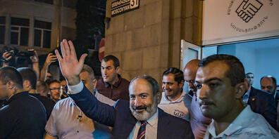 Armeniens Regierungschef Nikol Paschinjan winkt nach seinem Sieg seinen Anhängern vor dem Hauptquartier seiner «Partei Bürgervertrag» in Eriwan. Foto: Celestino Arce Lavin/ZUMA Wire/dpa - ACHTUNG: Nur zur redaktionellen Verwendung im Zusammenhang ...