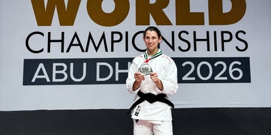 Vize-Weltmeisterin Sina Staub präsentiert ihre Silbermedaille an der Ju-Jitsu-WM 2026 in Abu Dhabi.