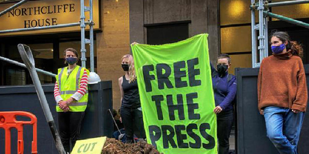 HANDOUT - Aktivisten haben  Pferdemist vor dem Gebäude des Medienunternehmens Daily Mail and General Trust (DMGT) in London ausgekippt. Foto: Extinction Rebellion/PA Media/dpa - ACHTUNG: Nur zur redaktionellen Verwendung und nur mit vollständiger ...