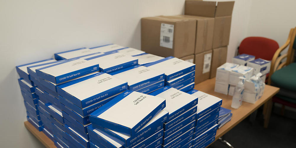 ARCHIV - Testkits für einen Corona-Selbsttest liegen gestapelt auf einem Tisch, in einer Schule bei Manchester. Foto: Jon Super/AP/dpa