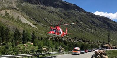 Am Samstagmorgen kollidierte in Silvaplana ein Motorradfahrer mit der Leitplanke. Dabei zog sich der Mann schwere Verletzungen zu. Er verstarb am Abend in Spital Chur.