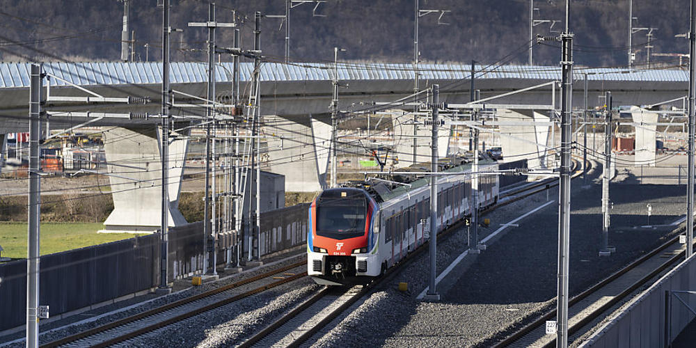 Nach einer Fahrzeugstörung eines SBB-Zugs im Gotthardtunnel sind am Sonntagabend rund 580 Personen evakuiert worden. (Symbolbild)