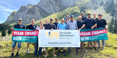Vorstand Genossenschaft Vereinigte Milchbauern Mitte-Ost inkl. GPK und Geschäftsstelle mit Banner gegen die Abstimmung Ernährungsinitiative.