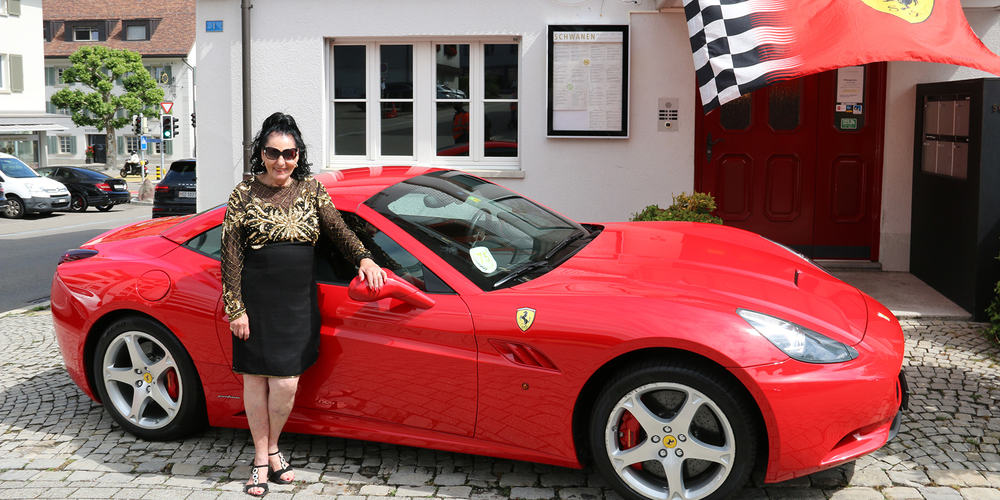 Sie liebt die Extreme: Zu Elviras 75. Geburtstag standen in Altendorf 35 Ferraris Spalier.