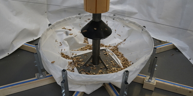 In einem Aufprallhut können die schwereren Steinen aus den Holzschnitzeln abgetrennt werden