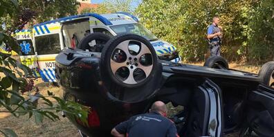 Das Auto stürzte auf das darunter befindliche Grundstück und kam auf dem Dach zum Stillstand.