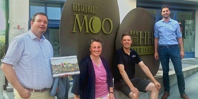 Vor dem Hotel Herisau (v.l.):  Glen Aggeler (Gemeinderat ), Sandra Diem (Hotelière ),  Ralph Nessensohn (Gewerbevereinspräsident) und Marco Forrer (Leiter Volkswirtschaft).