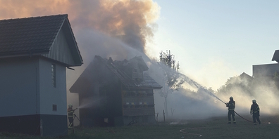 Die Feuerwehr während der Löscharbeiten am brennenden Benkner Bienenhaus.