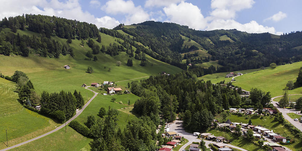 Blick auf den Campingplatz Atzmännig in Goldingen, einem der Dörfer der Gemeinde Eschenbach.