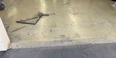 Eine unbekannte Täterschaft verschaffte sich gewaltsam Zutritt zum Garagenbetrieb im Kanton Glarus und entwendete dort zwei Fahrzeuge.