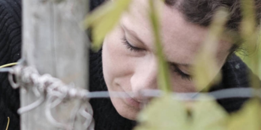 Im Rebberg fühlt sich Ann-Claire Schott wohl. 