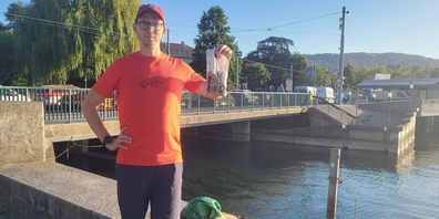 Mischa Gurov zeigt die bei seiner Sammelaktion am Schanzengraben gefundenen Zigarettenstummel.