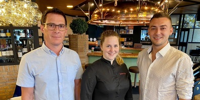 Hanspeter Dürr (l.) und Haris Dzaferovic, Pächter des „Quellenhofs“, mit Küchenchefin Barbara Baur.