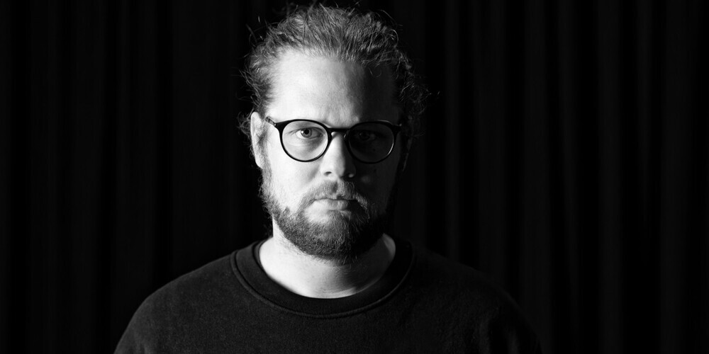 Johannes R. Millius gewinnt mit «Im Abgang lebhaft» den Nachwuchspreis JUNGSEGLER 2026 des nordArt-Theaterfestivals in Stein am Rhein.