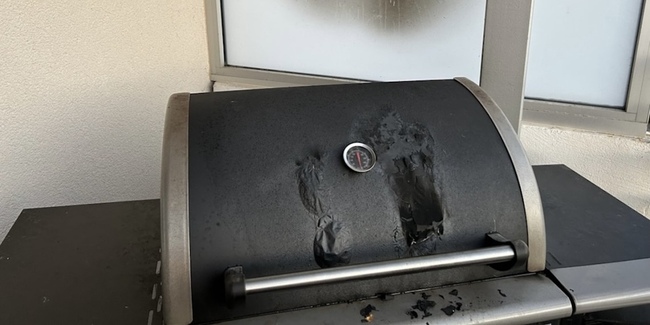 Brand eine Gasgrills auf dem Balkon. 