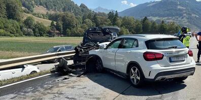 Bei einer Frontalkollision in Schiers GR prallten zwei Autos ineinander. (Verpixelung durch Kantonspolizei Graubünden)